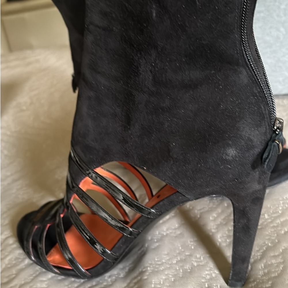 Beautiful shoe. Purchased at Nordstrom.  Like new.  Only wore a couple time.